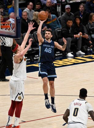 Memphis Grizzlies guard John Konchar 46, center, goes up for a shot against Denver Nuggets center Nikola Jokic 15, left, as Denver Nuggets forward JaMychal Green 0, right, looks on during the third quarter at the Ball Arena in Denver, US, 07 April 2022. EFE Todd Pierson Denver Nuggets vs. Memphis Grizzlies !ACHTUNG: NUR REDAKTIONELLE NUTZUNG!  Copyright: xToddxPiersonx AME9820 20220408-670740065101f891f9e558c5a9c2210a4edcc49e