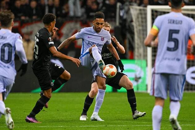 im Zweikampf, Aktion, mit Pierre-Emerick Aubameyang 25 FC Barcelona, Barca , Eintracht Frankfurt vs. FC Barcelona, Europa League, Viertelfinale, Hinspiel, 07.04.2022
