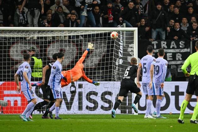 Marc-Andre ter Stegen 1 FC Barcelona, Barca bekommt das Tor zum 1:0 durch Ansgar Knauff 36 (Eintracht Frankfurt), Eintracht Frankfurt vs. FC Barcelona, Europa League, Viertelfinale, Hinspiel, 07.04.2022
