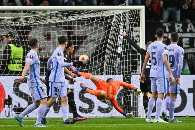 Marc-Andre ter Stegen 1 FC Barcelona, Barca bekommt das Tor zum 1:0 durch Ansgar Knauff 36 (Eintracht Frankfurt), Eintracht Frankfurt vs. FC Barcelona, Europa League, Viertelfinale, Hinspiel, 07.04.2022