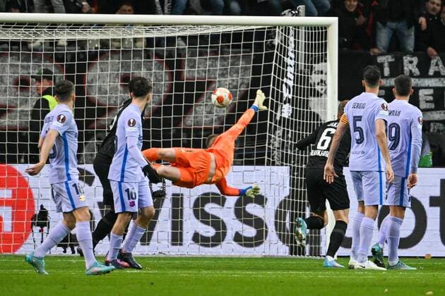 Marc-Andre ter Stegen 1 FC Barcelona, Barca bekommt das Tor zum 1:0 durch Ansgar Knauff 36 (Eintracht Frankfurt), Eintracht Frankfurt vs. FC Barcelona, Europa League, Viertelfinale, Hinspiel, 07.04.2022