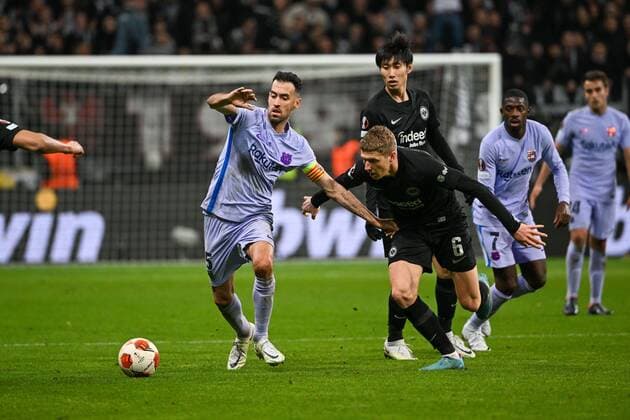 im Zweikampf, Aktion, mitKristijan Jakic 6 (Eintracht Frankfurt), Eintracht Frankfurt vs. FC Barcelona, Barca Europa League, Viertelfinale, Hinspiel, 07.04.2022