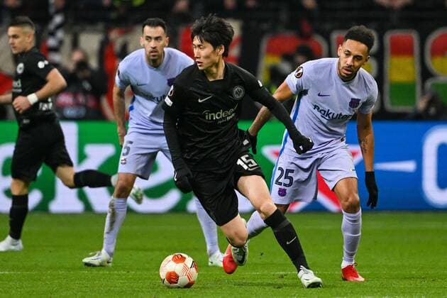 im Zweikampf, Aktion, mit Daichi Kamada 15 (Eintracht Frankfurt), Pierre-Emerick Aubameyang 25 FC Barcelona, Barca , Eintracht Frankfurt vs. FC Barcelona, Europa League, Viertelfinale, Hinspiel, 07.04.2022