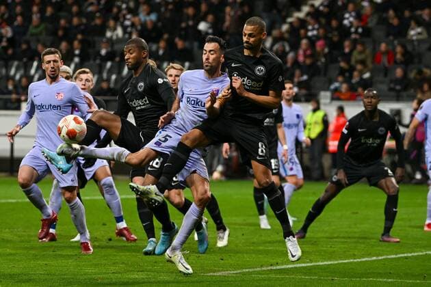 im Zweikampf, Aktion, mit Almamy Toure 18 (Eintracht Frankfurt), Sergio Busquets 5 FC Barcelona, Barca , Djibril Sow 8 (Eintracht Frankfurt), Eintracht Frankfurt vs. FC Barcelona, Europa League, Viertelfinale, Hinspiel, 07.04.2022