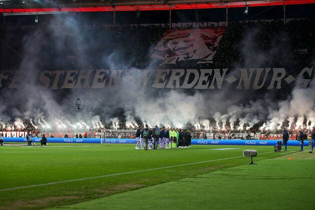Frankfurt am Main, 07.04.2022 xjfx Fussball UEFA Europa League, Eintracht Frankfurt - FC Barcelona, Barca emspor, emonline, v.l., Die Mannschaften laufen ein, Pyrotechnik, Pyro, Rauch, Feuer, Randale, Bengalos, Rauchbomben, pirotecnica, Fumo, fuoco, Wunderkerzen Copyright: JoaquimxFerreira