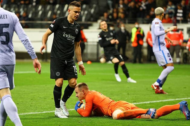 Frankfurt am Main, 07.04.2022 xjfx Fussball UEFA Europa League, Eintracht Frankfurt - FC Barcelona, Barca emspor, emonline, v.l., Rafael Santos Borre Maury (Eintracht Frankfurt), Torwart Goolkeeper Marc Andre Ter Stegen (FC Barcelona) Copyright: JoaquimxFerreira