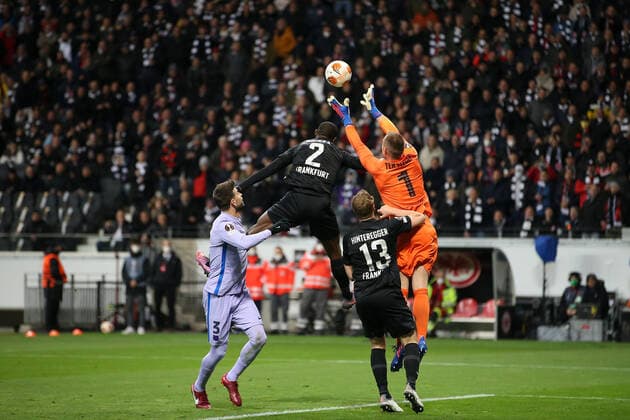 Frankfurt am Main, 07.04.2022 xjfx Fussball UEFA Europa League, Eintracht Frankfurt - FC Barcelona, Barca emspor, emonline, v.l., Evan Ndicka (Eintracht Frankfurt),Martin Hinteregger (Eintracht Frankfurt), Torwart Goolkeeper Marc Andre ter Stegen (FC Barcelona) Copyright: JoaquimxFerreira