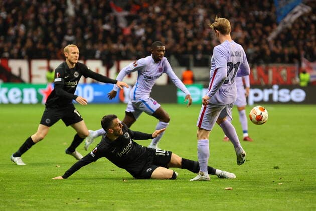 Frankfurt, Deutschland 07. April 2022: Europa League - 2021 2022 - Eintracht Frankfurt vs. FC Barcelona, Barca v. li. im Zweikampf Filip Kostic (Frankfurt) gegen Frenkie de Jong (Barca). Deutsche Bank Park Hessen Copyright: xFotostandx xRacochax