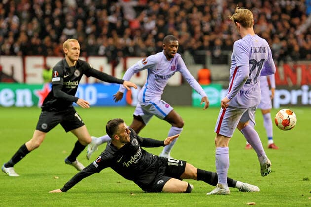 Frankfurt, Deutschland 07. April 2022: Europa League - 2021 2022 - Eintracht Frankfurt vs. FC Barcelona, Barca v. li. im Zweikampf Filip Kostic (Frankfurt) gegen Frenkie de Jong (Barca). Deutsche Bank Park Hessen Copyright: xFotostandx xRacochax