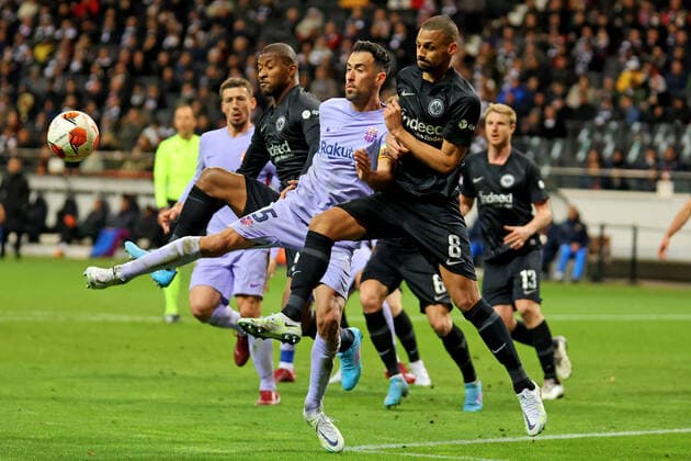 Frankfurt, Deutschland 07. April 2022: Europa League - 2021 2022 - Eintracht Frankfurt vs. FC Barcelona, Barca v.li. Kampf um den Ball im Strafraum: Almamy Toure (Frankfurt), Busquets (Barca) und Djibril Sow (Frankfurt). Deutsche Bank Park Hessen Copyright: xFotostandx xRacochax