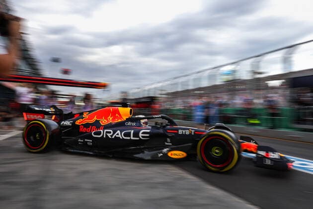 01 VERSTAPPEN Max (nld), Red Bull Racing RB18, action during the Formula 1 Heineken Australian Grand Prix 2022, 3rd round of the 2022 FIA Formula One World Championship, WM, Weltmeisterschaft on the Albert Park Circuit, from April 8 to 10, 2022 in Melbourne, Australia - F1 - AUSTRALIAN GRAND PRIX 2022 DPPI Panoramic  00122008_AV6_1028