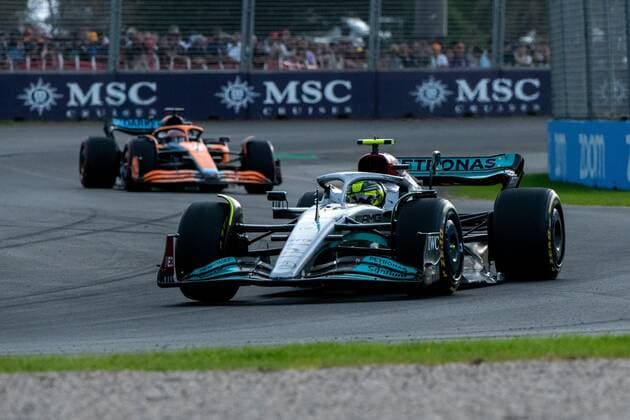 Lewis Hamilton (UK, Mercedes AMG Petronas F1 Team 44) vor Daniel Ricciardo (AUS, McLaren F1 Team 3), AUS, Formel 1 Grand Prix von Australien, Albert Park Circuit Melbourne, Pre-Events, 07.04.2022 AUS, Formel 1 Grand Prix von Australien, Albert Park Circuit Melbourne, Pre-Events, 07.04.2022 Melbourne Copyright: xEibner Memmlerx EP_MMR