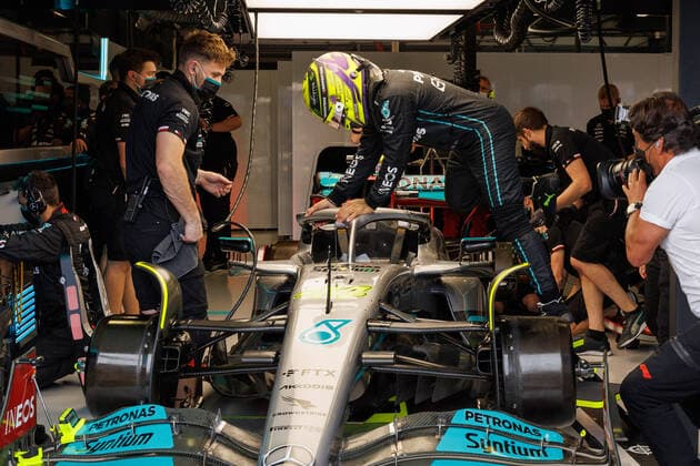 April 8, 2022, Melbourne, Australia: Lewis Hamilton (GBR) 44 from the Mercedes AMG Petronas F1 team prepares for practice session two at the 2022 Australian Formula One Grand Prix at Albert Park, Melbourne, Australia. Melbourne Australia - ZUMAl303 20220408_zaf_l303_050 Copyright: xSydneyxLowx