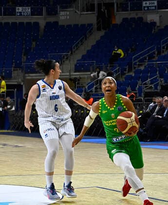 Silvia Dominguez (6) of Perfumerias Avenida and Brian January (20) of Sopron Basket during the FIBA EuroLeague Women Semi Final match between Perfumerias Avenida and Sopron Basket at Ulker Sports Arena in Istanbul, Turkey , on April 8, 2022 . ( Photo : Seskimphoto ) 