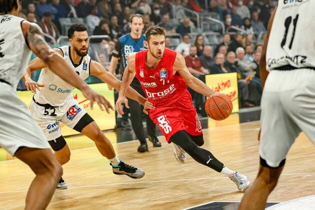 rechts Tomas Kyzlink (Brose Bamberg, 77) links Trent Lockett (Niners Chemnitz, 52) Brose Bamberg - Niners Chemnitz - easyCredit-BBL - Basketball Bundesliga Saison 2021 22 Spieltag 29, 08.04.2022 Bamberg, Brose Arena Foto: Daniel Löb Loeb Copyright: DanielxLöb