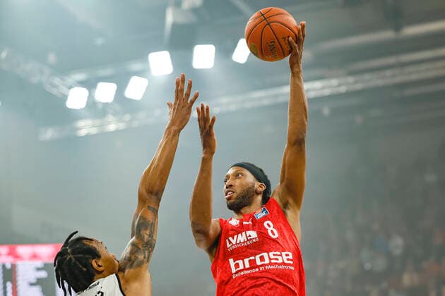 rechts Akil Mitchell (Brose Bamberg, 08) links Darion Atkins (Niners Chemnitz, 44) Brose Bamberg - Niners Chemnitz - easyCredit-BBL - Basketball Bundesliga Saison 2021 22 Spieltag 29, 08.04.2022 Bamberg, Brose Arena Foto: Daniel Löb Loeb Copyright: DanielxLöb