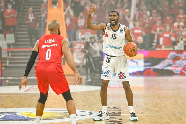 rechts Frantz Massenat (Niners Chemnitz, 15) links Chris Dowe (Brose Bamberg, 00) Brose Bamberg - Niners Chemnitz - easyCredit-BBL - Basketball Bundesliga Saison 2021 22 Spieltag 29, 08.04.2022 Bamberg, Brose Arena Foto: Daniel Löb Loeb Copyright: DanielxLöb