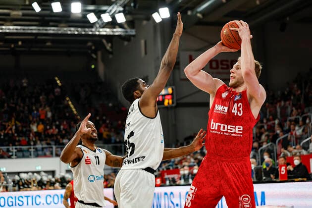 rechts Christian Sengfelder (Brose Bamberg, 43) Brose Bamberg - Niners Chemnitz - easyCredit-BBL - Basketball Bundesliga Saison 2021 22 Spieltag 29, 08.04.2022 Bamberg, Brose Arena Foto: Daniel Löb Loeb Copyright: DanielxLöb