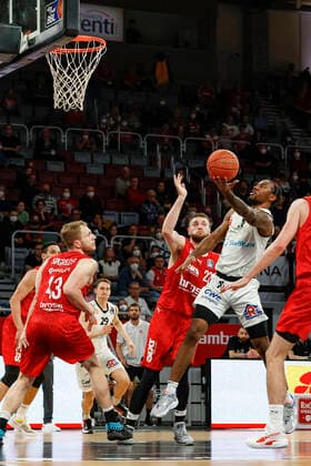 rechts Mike Isiaha (Niners Chemnitz, 11) Mitte Martinas Geben (Brose Bamberg, 22) links Christian Sengfelder (Brose Bamberg, 43) Brose Bamberg - Niners Chemnitz - easyCredit-BBL - Basketball Bundesliga Saison 2021 22 Spieltag 29, 08.04.2022 Bamberg, Brose Arena Foto: Daniel Löb Loeb Copyright: DanielxLöb
