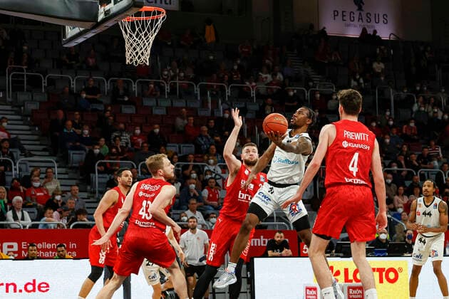 2.v. rechts Mike Isiaha (Niners Chemnitz, 11) rechts Omar Prewitt (Brose Bamberg, 04) Mitte Martinas Geben (Brose Bamberg, 22) links Christian Sengfelder (Brose Bamberg, 43) Brose Bamberg - Niners Chemnitz - easyCredit-BBL - Basketball Bundesliga Saison 2021 22 Spieltag 29, 08.04.2022 Bamberg, Brose Arena Foto: Daniel Löb Loeb Copyright: DanielxLöb