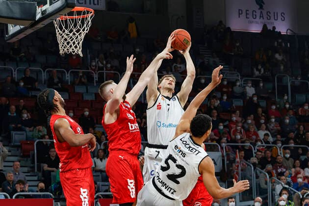 2.v.rechts Jonas Richter (Niners Chemnitz, 07) rechts unten Trent Lockett (Niners Chemnitz, 52) links Martinas Geben (Brose Bamberg, 22) Brose Bamberg - Niners Chemnitz - easyCredit-BBL - Basketball Bundesliga Saison 2021 22 Spieltag 29, 08.04.2022 Bamberg, Brose Arena Foto: Daniel Löb Loeb Copyright: DanielxLöb