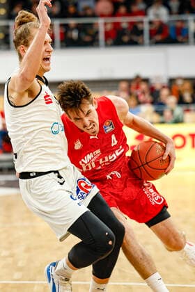 rechts Omar Prewitt (Brose Bamberg, 04) links Malte Ziegenhagen (Niners Chemnitz, 03) Brose Bamberg - Niners Chemnitz - easyCredit-BBL - Basketball Bundesliga Saison 2021 22 Spieltag 29, 08.04.2022 Bamberg, Brose Arena Foto: Daniel Löb Loeb Copyright: DanielxLöb