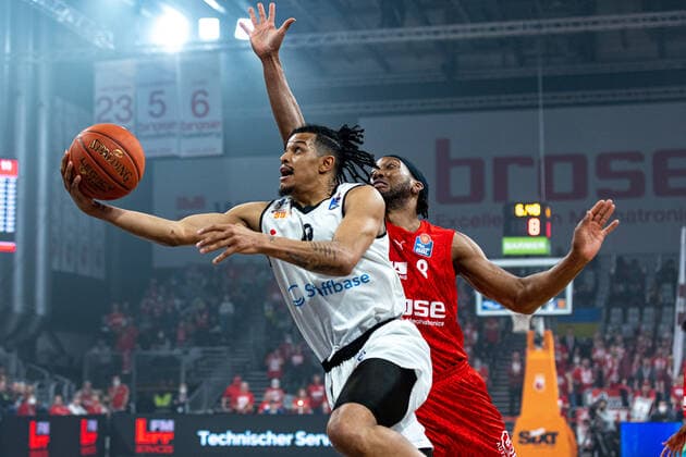 Nelson Weidemann (Niners Chemnitz, 00), Akil Mitchell (Brose Bamberg, 08), Brose Bamberg vs. Niners Chemnitz, Basketball, easyCredit BBL, 29. Spieltag, 08.04.2022 Brose Bamberg vs. Niners Chemnitz, Basketball, easyCredit BBL, 29. Spieltag, 08.04.2022 Bamberg Copyright: xEIBNER GuenerxSantemizx EP_GSZ