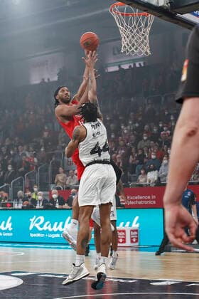 links Akil Mitchell (Brose Bamberg, 08) rechts Darion Atkins (Niners Chemnitz, 44) Brose Bamberg - Niners Chemnitz - easyCredit-BBL - Basketball Bundesliga Saison 2021 22 Spieltag 29, 08.04.2022 Bamberg, Brose Arena Foto: Daniel Löb Loeb Copyright: DanielxLöb