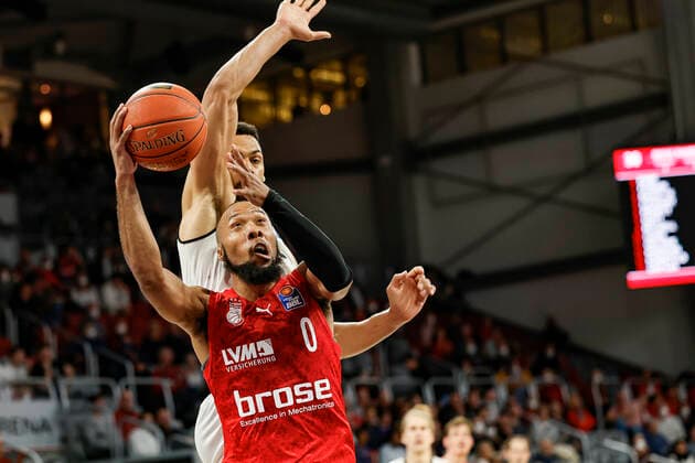 vorne Chris Dowe (Brose Bamberg, 00) hinten Trent Lockett (Niners Chemnitz, 52) Brose Bamberg - Niners Chemnitz - easyCredit-BBL - Basketball Bundesliga Saison 2021 22 Spieltag 29, 08.04.2022 Bamberg, Brose Arena Foto: Daniel Löb Loeb Copyright: DanielxLöb
