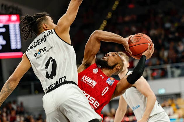 links Chris Dowe (Brose Bamberg, 00) rechts Nelson Weidemann (Niners Chemnitz, 00) Brose Bamberg - Niners Chemnitz - easyCredit-BBL - Basketball Bundesliga Saison 2021 22 Spieltag 29, 08.04.2022 Bamberg, Brose Arena Foto: Daniel Löb Loeb Copyright: DanielxLöb
