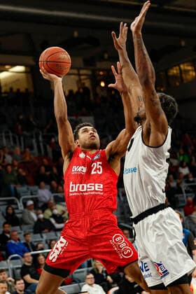 links Kenneth Ogbe (Brose Bamberg, 25) Brose Bamberg - Niners Chemnitz - easyCredit-BBL - Basketball Bundesliga Saison 2021 22 Spieltag 29, 08.04.2022 Bamberg, Brose Arena Foto: Daniel Löb Loeb Copyright: DanielxLöb