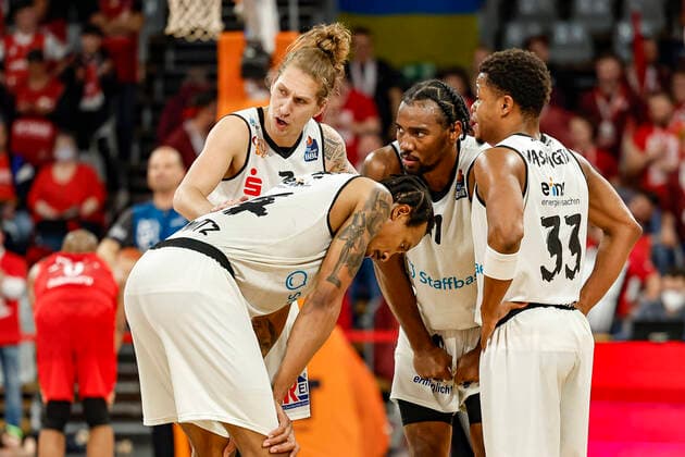 vlnr vorne Darion Atkins (Niners Chemnitz, 44) hinten Malte Ziegenhagen (Niners Chemnitz, 03) Mike Isiaha (Niners Chemnitz, 11) Eric Washington (Niners Chemnitz, 33) Brose Bamberg - Niners Chemnitz - easyCredit-BBL - Basketball Bundesliga Saison 2021 22 Spieltag 29, 08.04.2022 Bamberg, Brose Arena Foto: Daniel Löb Loeb Copyright: DanielxLöb