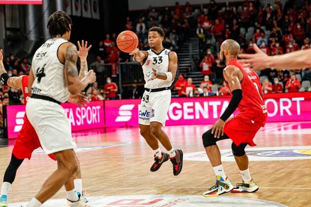 Mitte Eric Washington (Niners Chemnitz, 33) Brose Bamberg - Niners Chemnitz - easyCredit-BBL - Basketball Bundesliga Saison 2021 22 Spieltag 29, 08.04.2022 Bamberg, Brose Arena Foto: Daniel Löb Loeb Copyright: DanielxLöb