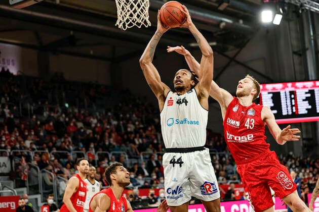 links Darion Atkins (Niners Chemnitz, 44) rechts Christian Sengfelder (Brose Bamberg, 43) Brose Bamberg - Niners Chemnitz - easyCredit-BBL - Basketball Bundesliga Saison 2021 22 Spieltag 29, 08.04.2022 Bamberg, Brose Arena Foto: Daniel Löb Loeb Copyright: DanielxLöb