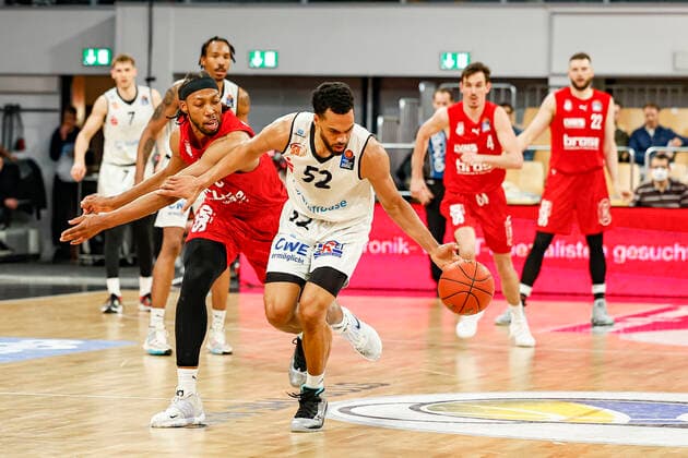 rechts Trent Lockett (Niners Chemnitz, 52) links Akil Mitchell (Brose Bamberg, 08) Brose Bamberg - Niners Chemnitz - easyCredit-BBL - Basketball Bundesliga Saison 2021 22 Spieltag 29, 08.04.2022 Bamberg, Brose Arena Foto: Daniel Löb Loeb Copyright: DanielxLöb