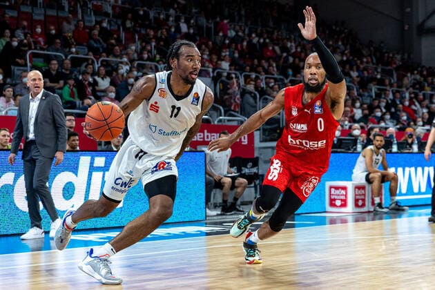 Isiaha Mike (Niners Chemnitz, 11), Chris Dowe (Brose Bamberg, 00), Brose Bamberg vs. Niners Chemnitz, Basketball, easyCredit BBL, 29. Spieltag, 08.04.2022 Brose Bamberg vs. Niners Chemnitz, Basketball, easyCredit BBL, 29. Spieltag, 08.04.2022 Bamberg Copyright: xEIBNER GuenerxSantemizx EP_GSZ