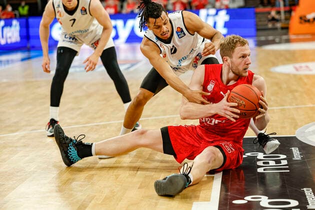 links Nelson Weidemann (Niners Chemnitz, 00) rechts Christian Sengfelder (Brose Bamberg, 43) Brose Bamberg - Niners Chemnitz - easyCredit-BBL - Basketball Bundesliga Saison 2021 22 Spieltag 29, 08.04.2022 Bamberg, Brose Arena Foto: Daniel Löb Loeb Copyright: DanielxLöb
