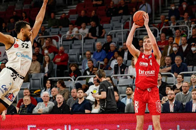 rechts Omar Prewitt (Brose Bamberg, 04) Brose Bamberg - Niners Chemnitz - easyCredit-BBL - Basketball Bundesliga Saison 2021 22 Spieltag 29, 08.04.2022 Bamberg, Brose Arena Foto: Daniel Löb Loeb Copyright: DanielxLöb