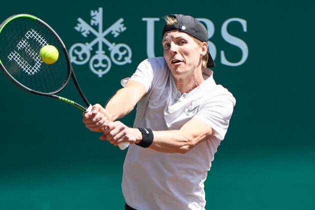 HOUSTON, TX - APRIL 08: Gijs Brouwer (NED) returns a shot during the US Clay Court Championships quarterfinal singles match at River Oaks Country Club on April 8, 2022 in Houston, TX. (Photo by Ken Murray Icon Sportswire) TENNIS: APR 08 U.S. Men™s Clay Court Championship Icon220408007