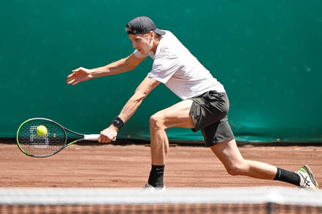 HOUSTON, TX - APRIL 08: Gijs Brouwer (NED) returns a shot during the US Clay Court Championships quarterfinal singles match at River Oaks Country Club on April 8, 2022 in Houston, TX. (Photo by Ken Murray Icon Sportswire) TENNIS: APR 08 U.S. Men™s Clay Court Championship Icon220408008