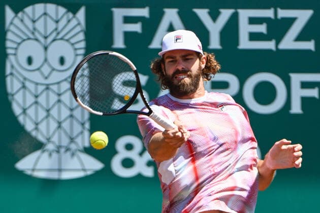 HOUSTON, TX - APRIL 08: Reilly Opelka (USA) returns a shot during the US Clay Court Championships quarterfinal singles match at River Oaks Country Club on April 8, 2022 in Houston, TX. (Photo by Ken Murray Icon Sportswire) TENNIS: APR 08 U.S. Men™s Clay Court Championship Icon220408018