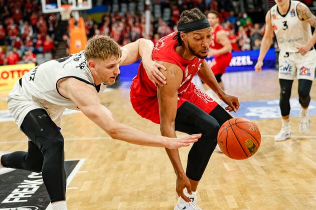 links Jonas Richter (Niners Chemnitz, 07) rechts Akil Mitchell (Brose Bamberg, 08) Brose Bamberg - Niners Chemnitz - easyCredit-BBL - Basketball Bundesliga Saison 2021 22 Spieltag 29, 08.04.2022 Bamberg, Brose Arena Foto: Daniel Löb Loeb Copyright: DanielxLöb