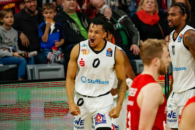Jubel von Nelson Weidemann (Niners Chemnitz, 00) Brose Bamberg - Niners Chemnitz - easyCredit-BBL - Basketball Bundesliga Saison 2021 22 Spieltag 29, 08.04.2022 Bamberg, Brose Arena Foto: Daniel Löb Loeb Copyright: DanielxLöb