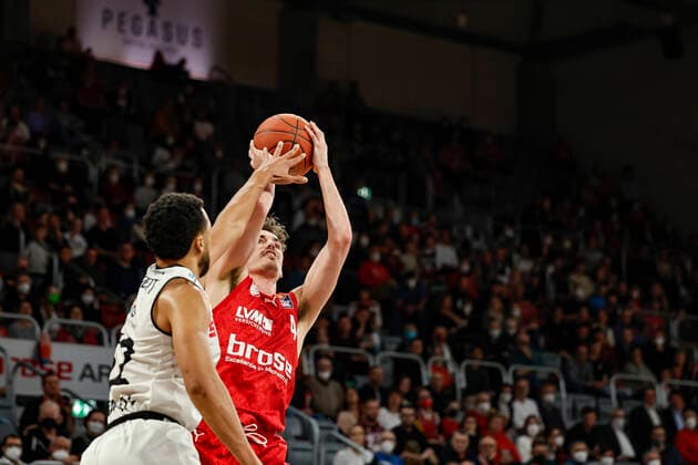 rechts Omar Prewitt (Brose Bamberg, 04) Brose Bamberg - Niners Chemnitz - easyCredit-BBL - Basketball Bundesliga Saison 2021 22 Spieltag 29, 08.04.2022 Bamberg, Brose Arena Foto: Daniel Löb Loeb Copyright: DanielxLöb