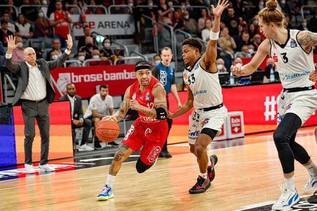 links Justin Robinson (Brose Bamberg, 12) rechts Eric Washington (Niners Chemnitz, 33) Brose Bamberg - Niners Chemnitz - easyCredit-BBL - Basketball Bundesliga Saison 2021 22 Spieltag 29, 08.04.2022 Bamberg, Brose Arena Foto: Daniel Löb Loeb Copyright: DanielxLöb
