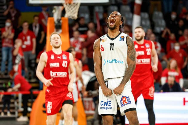Jubel von Mike Isiaha (Niners Chemnitz, 11) Brose Bamberg - Niners Chemnitz - easyCredit-BBL - Basketball Bundesliga Saison 2021 22 Spieltag 29, 08.04.2022 Bamberg, Brose Arena Foto: Daniel Löb Loeb Copyright: DanielxLöb
