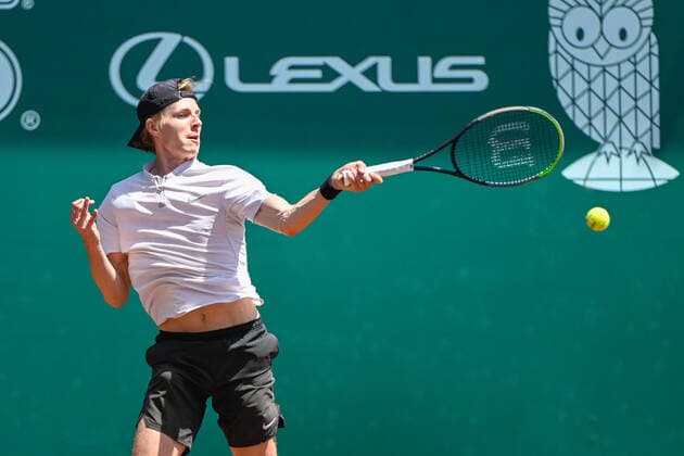 HOUSTON, TX - APRIL 08: Gijs Brouwer (NED) returns a shot during the US Clay Court Championships quarterfinal singles match at River Oaks Country Club on April 8, 2022 in Houston, TX. (Photo by Ken Murray Icon Sportswire) TENNIS: APR 08 U.S. Men™s Clay Court Championship Icon220408030