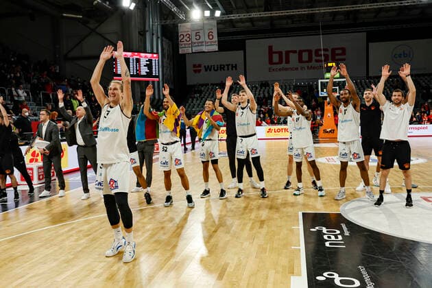 Jubel von den Niner Chemnitz nach dem 89:79-Erfolg in Bamberg: vorne links Geburtstagskind Malte Ziegenhagen (Niners Chemnitz, 03) Brose Bamberg - Niners Chemnitz - easyCredit-BBL - Basketball Bundesliga Saison 2021 22 Spieltag 29, 08.04.2022 Bamberg, Brose Arena Foto: Daniel Löb Loeb Copyright: DanielxLöb