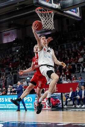 rechts Mindaugas Susinskas (Niners Chemnitz, 29) links Christian Sengfelder (Brose Bamberg, 43) Brose Bamberg - Niners Chemnitz - easyCredit-BBL - Basketball Bundesliga Saison 2021 22 Spieltag 29, 08.04.2022 Bamberg, Brose Arena Foto: Daniel Löb Loeb Copyright: DanielxLöb