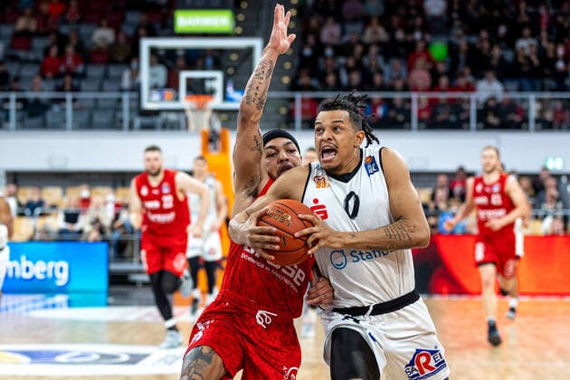 Justin Robinson (Brose Bamberg, 12), Nelson Weidemann (Niners Chemnitz, 00), Brose Bamberg vs. Niners Chemnitz, Basketball, easyCredit BBL, 29. Spieltag, 08.04.2022 Brose Bamberg vs. Niners Chemnitz, Basketball, easyCredit BBL, 29. Spieltag, 08.04.2022 Bamberg Copyright: xEIBNER GuenerxSantemizx EP_GSZ
